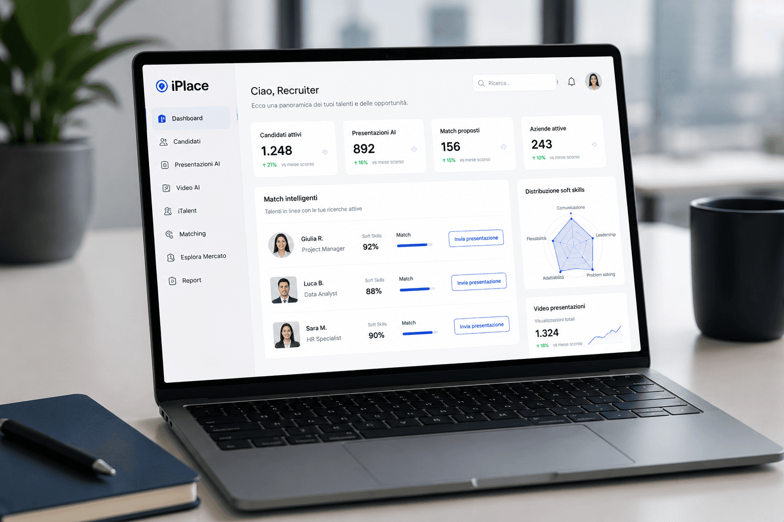 Laptop con dashboard iPlace che mostra statistiche di recruiting, profili candidati e analisi delle competenze.
